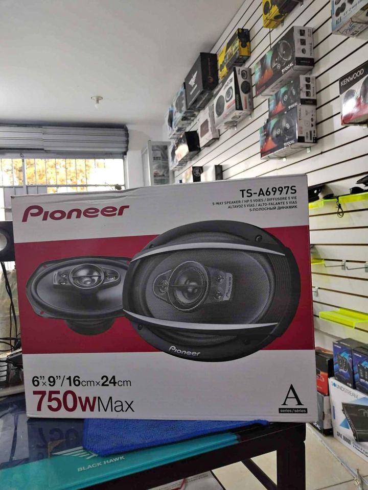 Tamaño 6″ x 9″Potencia máxima 750 WRMS 150W Respuesta de frecuencia 25 Hz a 33kHz Sensibilidad 91dBImpedancia 4 Ω